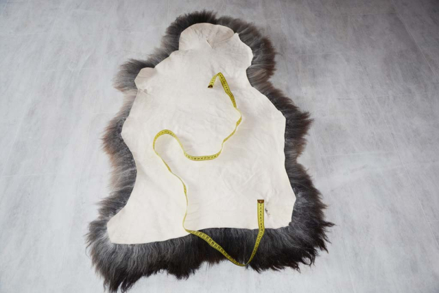 B-Ware Öko Lammfell Tricolour – Dreifarbiges Naturfell 105cm reduziert