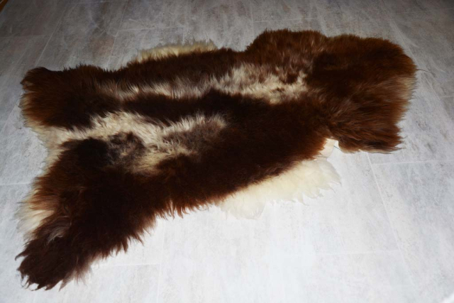 Öko Lammfell Modell Braunbär Geflammt – Braunes Kurzhaar Naturfell Unikat 110cm