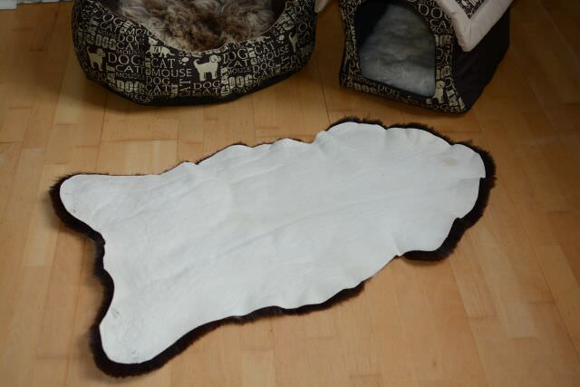 Öko Lammfell Tierbett & Hundebett Tricoloure Silbergrau Braun Schwarz