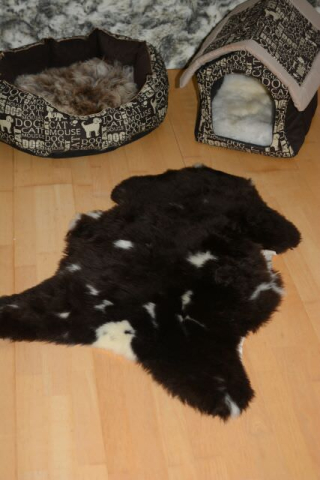 Öko Lammfell Tierbett & Hundebett (95x60cm) – Weiches Naturfell Mocca Dark getupft