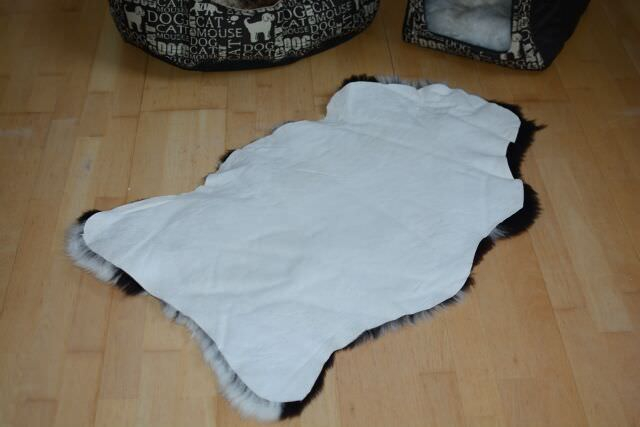 Öko Lammfell Tierbett & Hundebett „Pandabär“ Kurzhaar