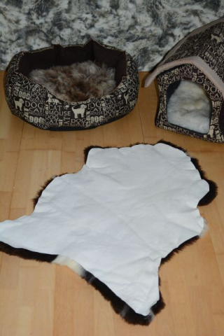 Öko Lammfell Tierbett & Hundebett (95x60cm) – Weiches Naturfell Mocca Dark getupft