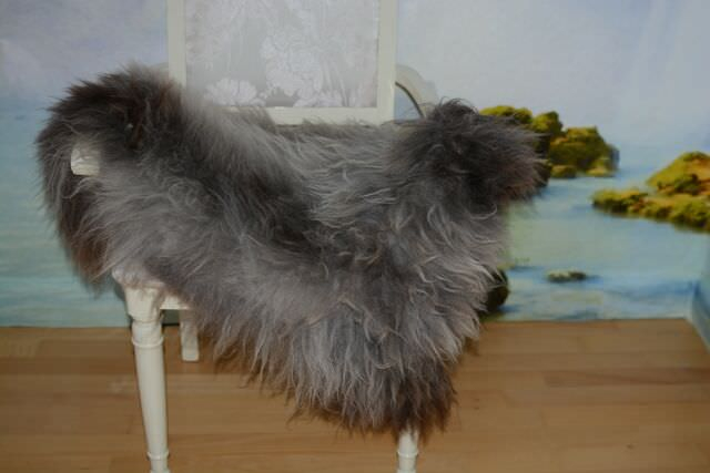 B-Ware Öko Islandfell Silber Grau – Echtes Langhaarfell 100cm