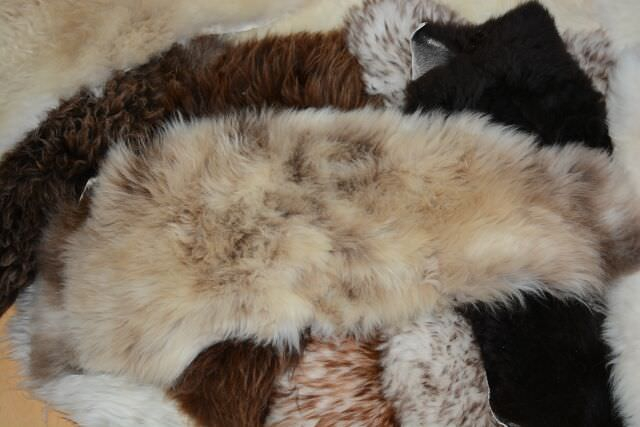 Öko Lammfell Katzenbett Beige getupft Fensterfell