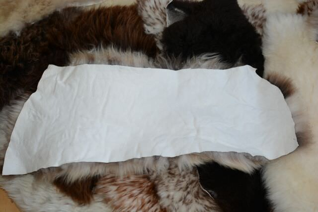 Öko Lammfell Katzenbett Beige getupft Fensterfell