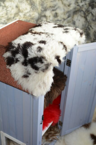 Öko Lammfell Katzenbett Schwarz Weiß getupft Fensterfell