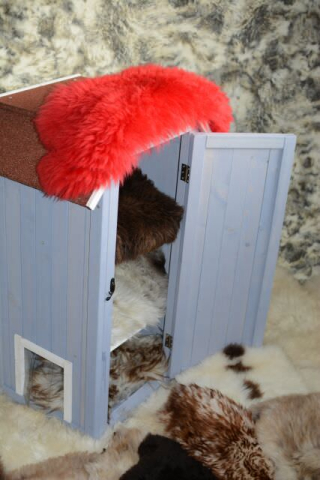 Öko Lammfell Katzenbett Rot Fensterfell