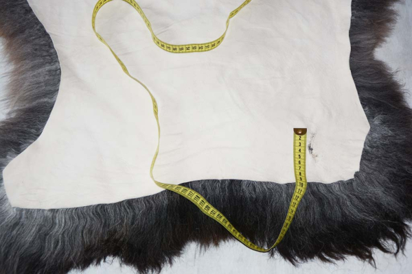 B-Ware Öko Lammfell Tricolour – Dreifarbiges Naturfell 105cm reduziert