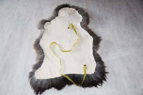 B-Ware Öko Lammfell Tricolour – Dreifarbiges Naturfell 105cm reduziert