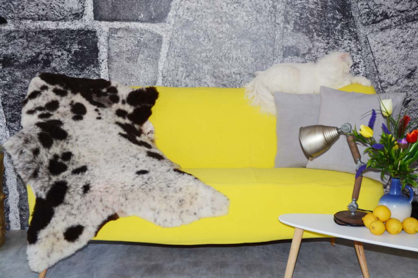 B-Ware Öko Lammfell Silber-Schwarz getupft – Tierbett & Kuscheldecke Unikat