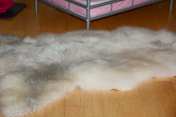 Ein sanftes Wolkenbett aus hellem Silber und zartem Creme