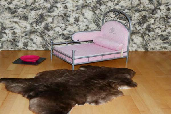 Ein samtweicher Ruheplatz mit edlem Schimmer aus dunkel geflammter Natur