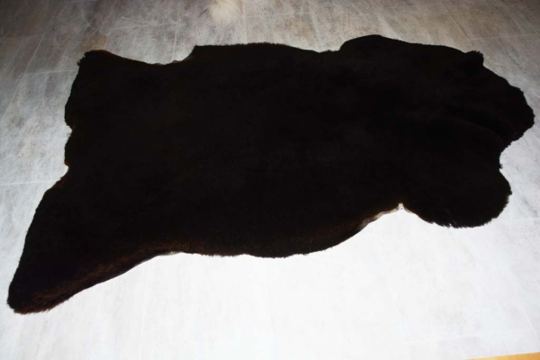 Öko Lammfell Tiefschwarz – Echtes Naturfell 100cm für LARP & Camping