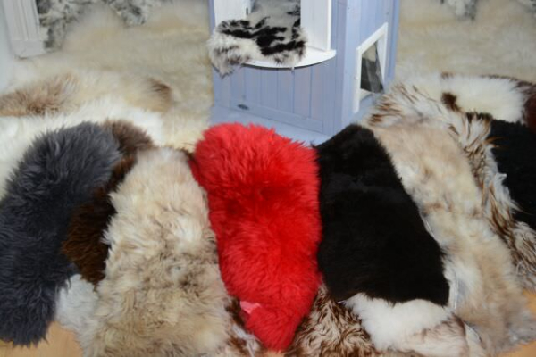 Öko Lammfell Katzenbett Silber Grau Fensterfell