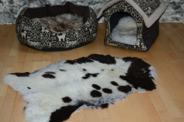 Öko Lammfell Tierbett & Hundebett „Pandabär“ Kurzhaar