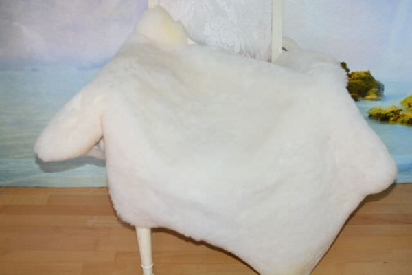 Öko Lammfell Snow White XXL – Weißes Kurzhaar Naturfell Unikat