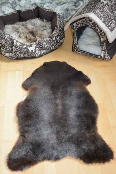Öko Lammfell Tierbett & Hundebett Tricoloure Silbergrau Braun Schwarz