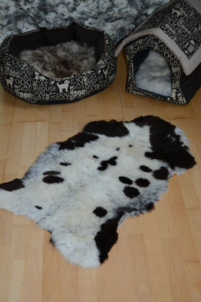Öko Lammfell Tierbett & Hundebett „Pandabär“ Kurzhaar