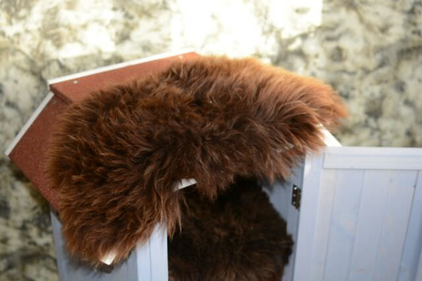 Öko Lammfell Katzenbett Braun Fensterfell
